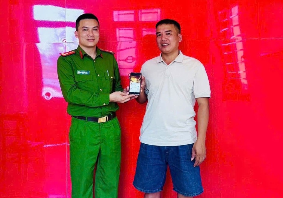 Công an xã Qùy Châu hỗ trợ anh Long nhận lại tiền chuyển nhầm