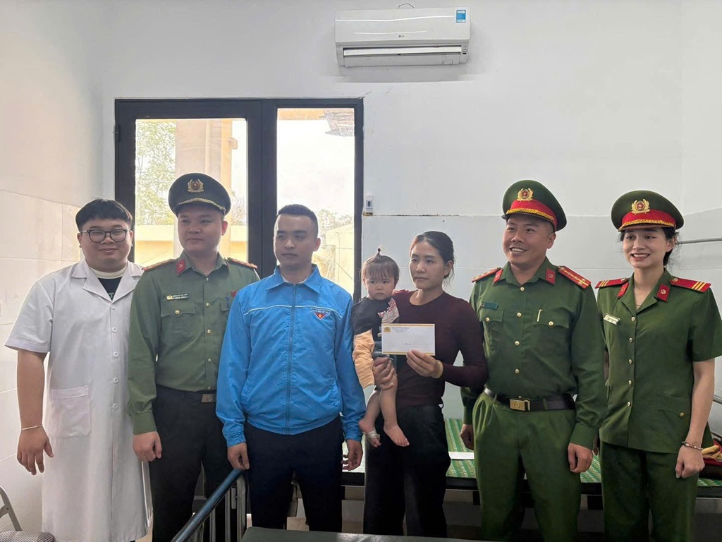Công an xã Quỳ Châu trao quà tặng bệnh nhân có hoàn cảnh khó khăn