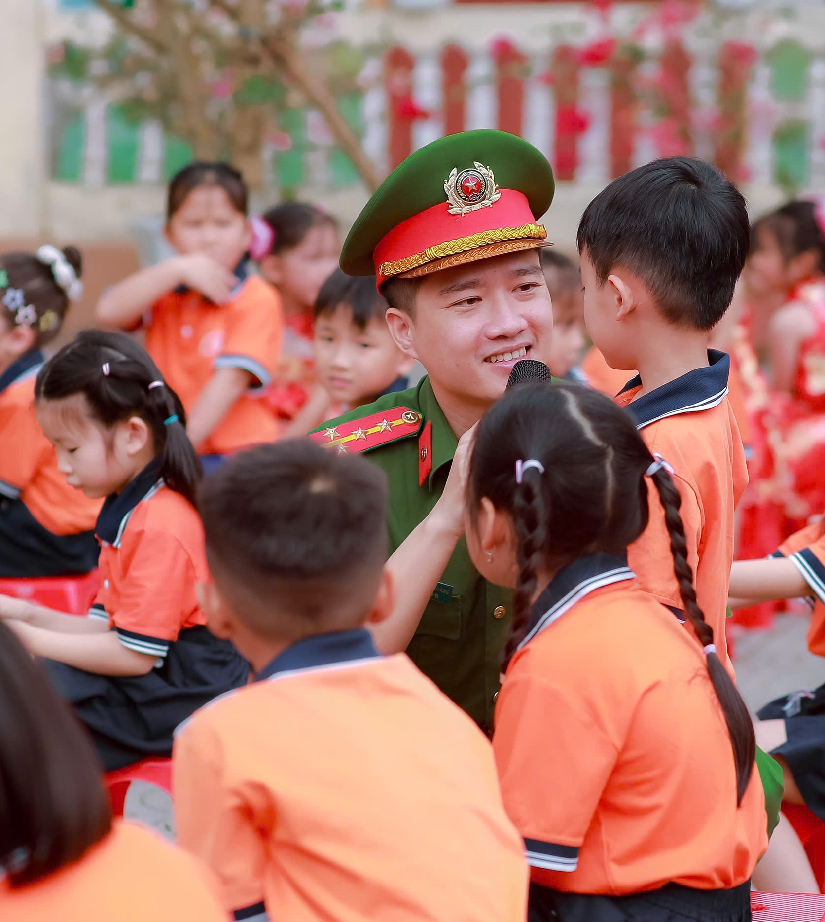 Công an xã Thiên Nhẫn tuyên truyền, phổ biến pháp luật cho học sinh