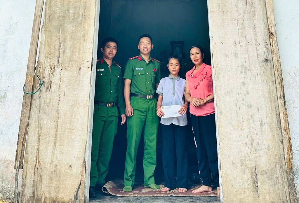 Công an xã Giai Xuân trao quà tặng học sinh có hoàn cảnh khó khăn