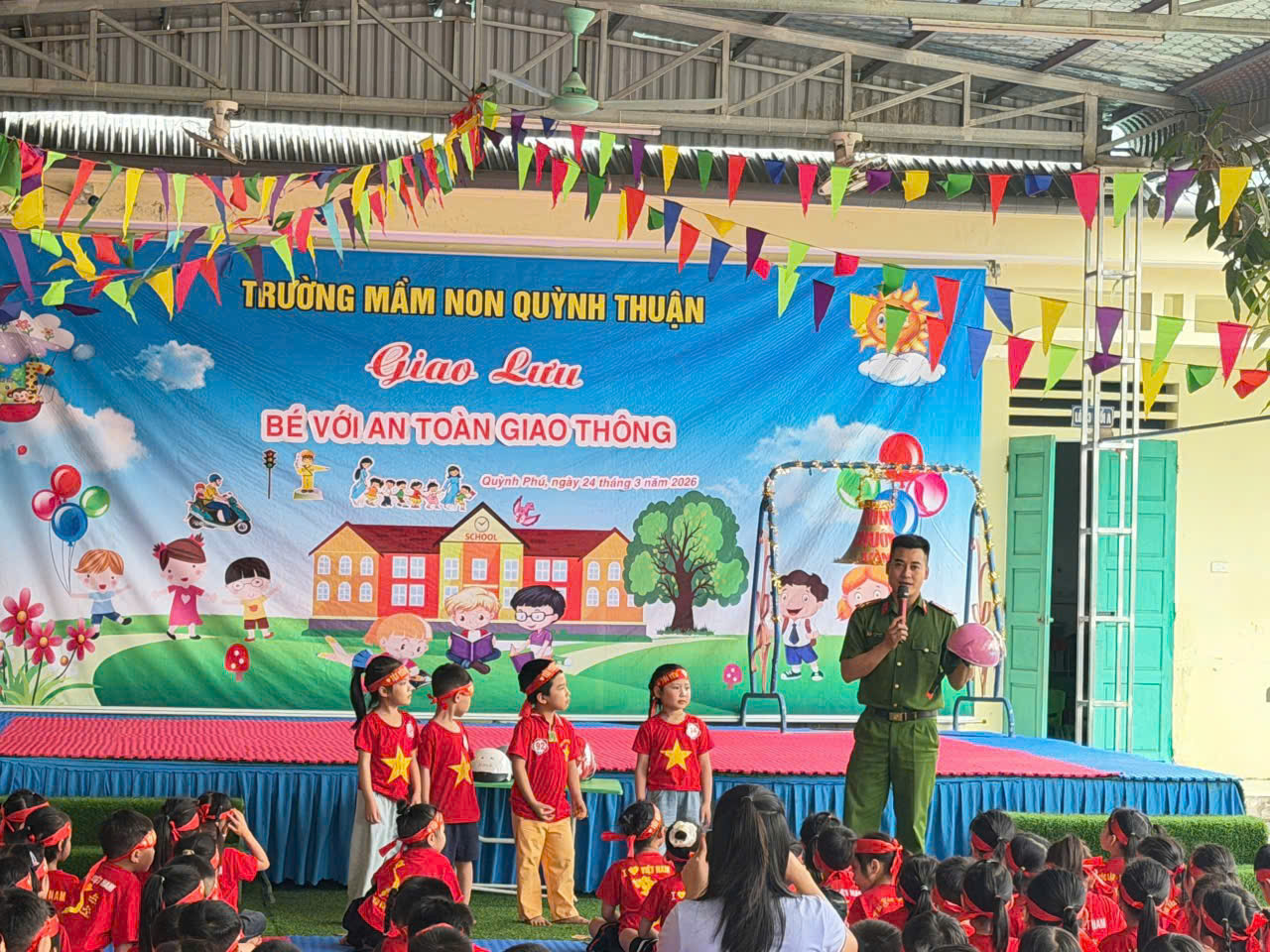 Công an xã giao lưu với học sinh