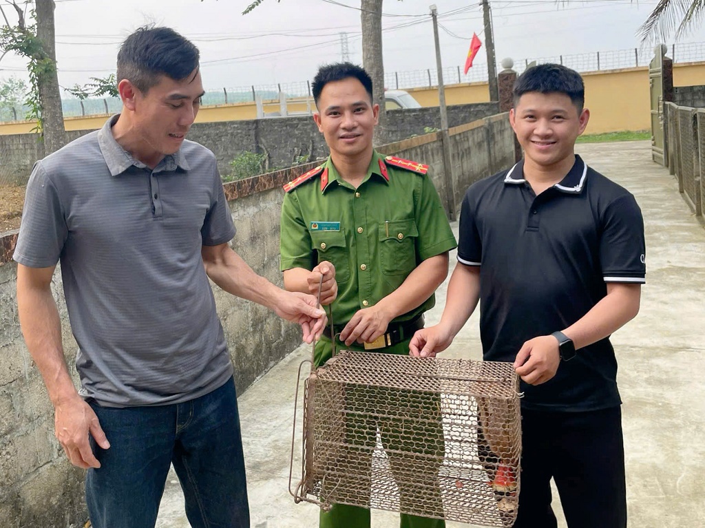 Người dân bàn giao cá thể culi tới Công an xã