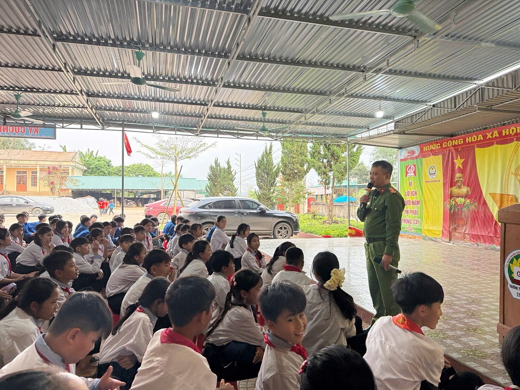 Công an xã tuyên truyền, phổ biến pháp luật