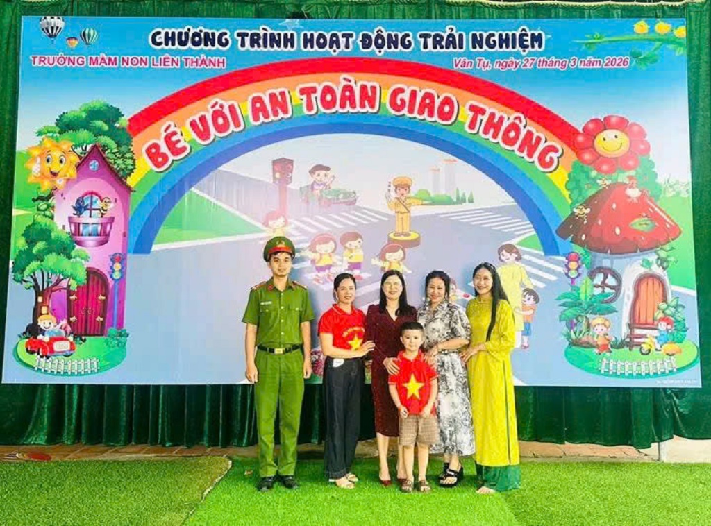 Công an xã giao lưu với học sinh mầm non 