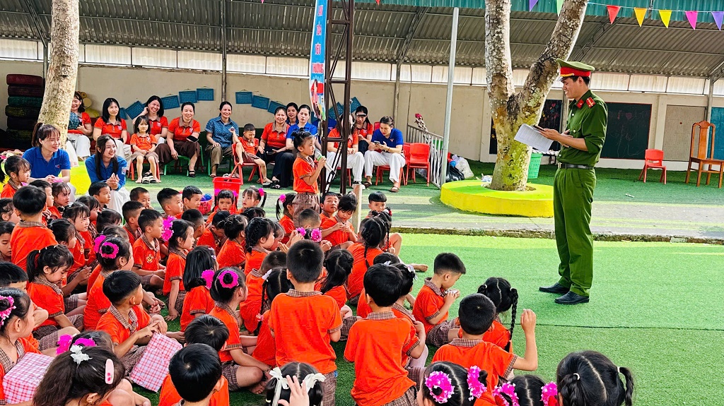 Công an xã tuyên truyền, phổ biến pháp luật cho trẻ mầm non