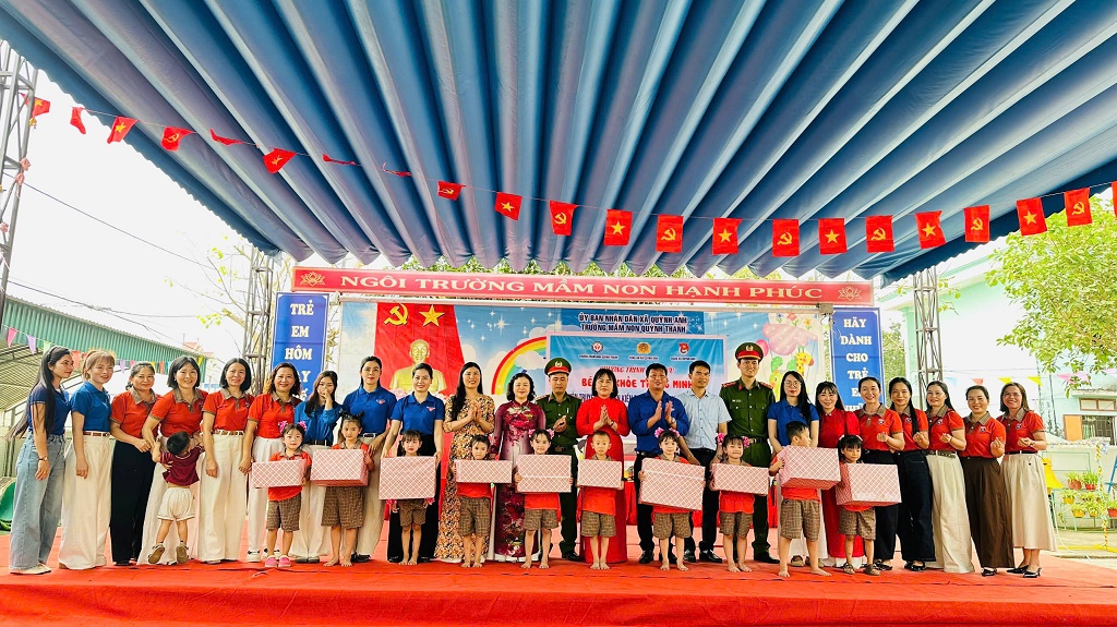 Công an xã tặng quà đến học sinh