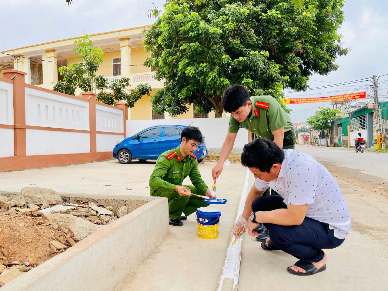 Công an xã tiến hành kẻ vạch tại trường học