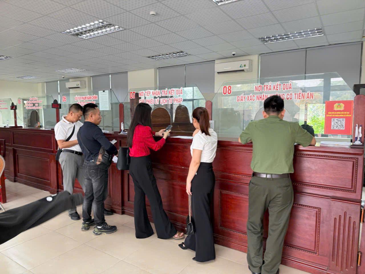 Cán bộ Phòng Hồ sơ nghiệp vụ Công an tỉnh Nghệ An tích cực hỗ trợ người dân