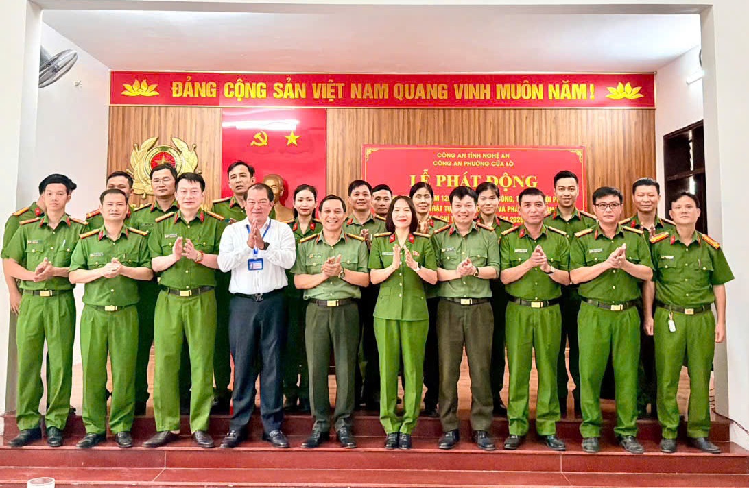 Đại biểu chụp ảnh lưu niệm