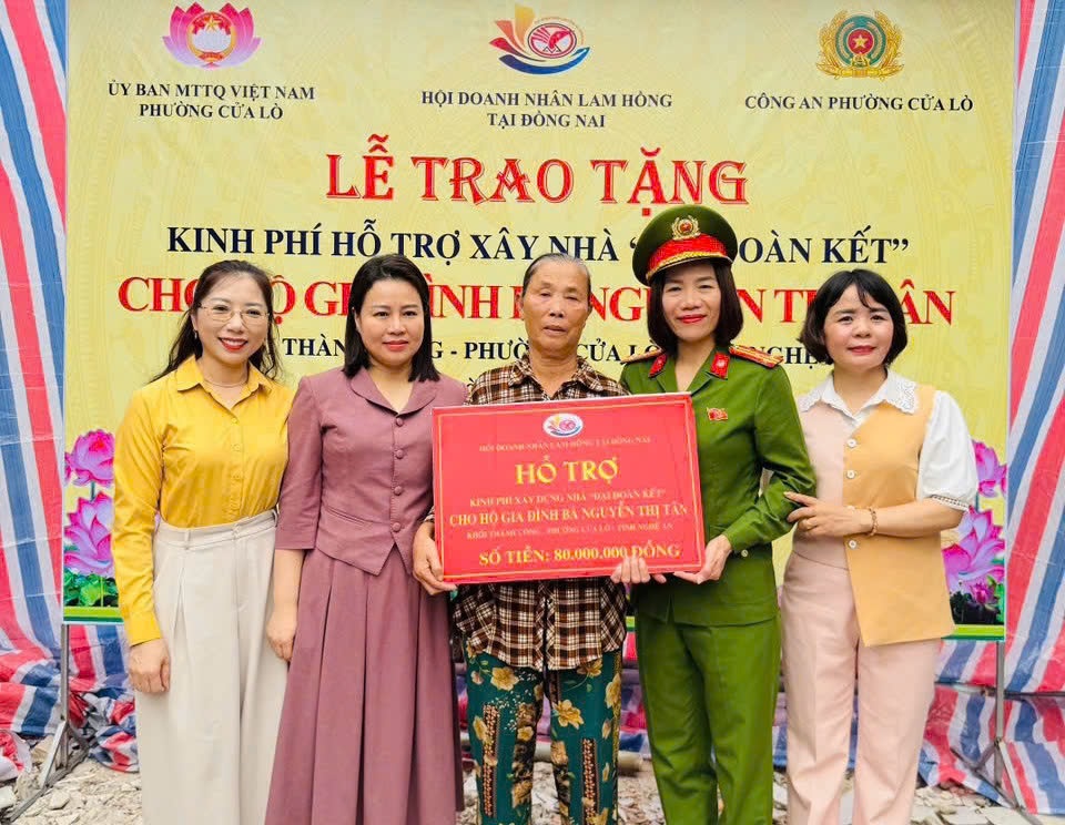 Bà Nguyễn Thị Tân xúc động khi nhận được sự hỗ trợ