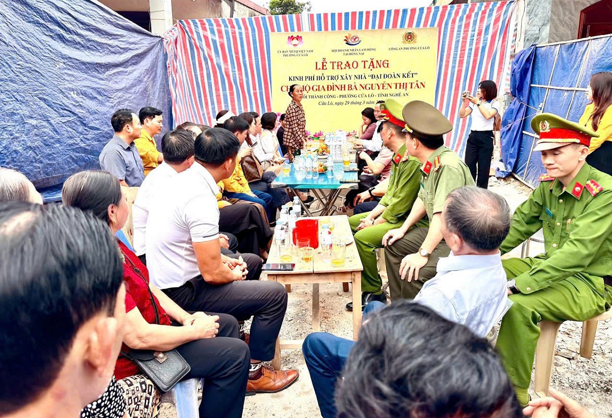 Lễ trao tặng kinh phí xây dựng nhà Đại đoàn kết