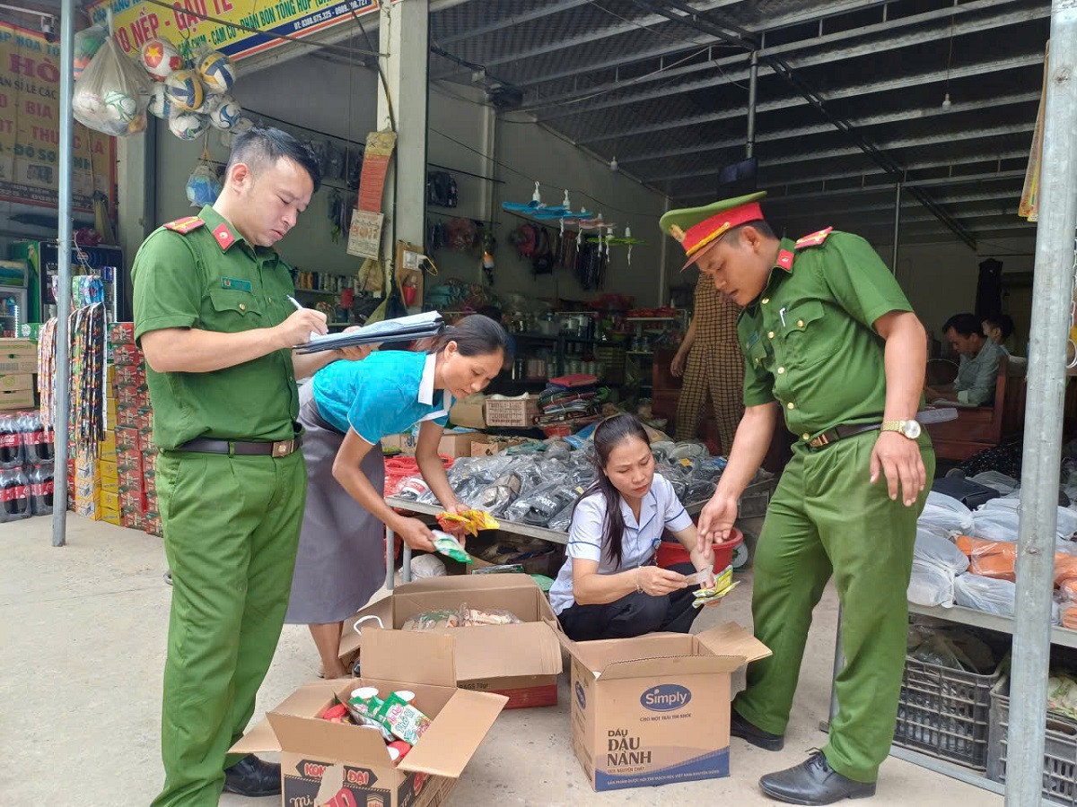 Lực lượng chức năng lập biên bản trường hợp vi phạm