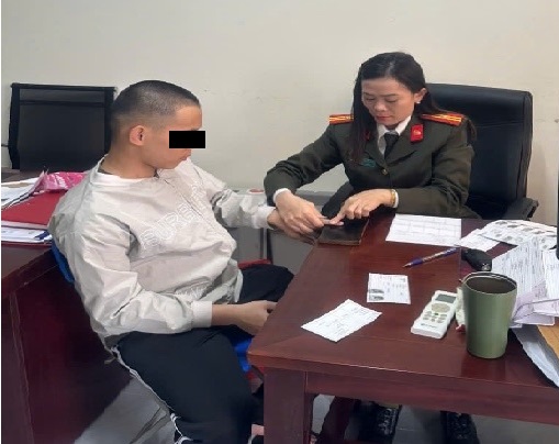 Cán bộ đơn vị thực hiện lăn tay chỉ bản