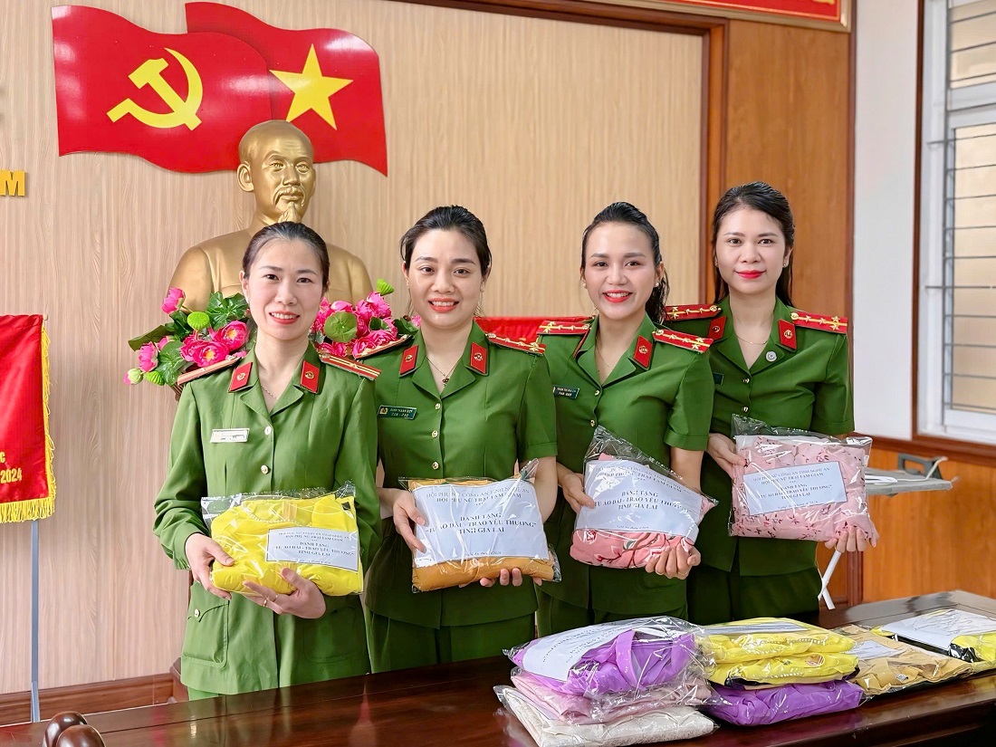 Thông qua mô hình “Tủ áo dài - Trao yêu thương”, hội viên phụ nữ Công an Nghệ An góp phần lan tỏa giá trị nhân ái trong cộng đồng