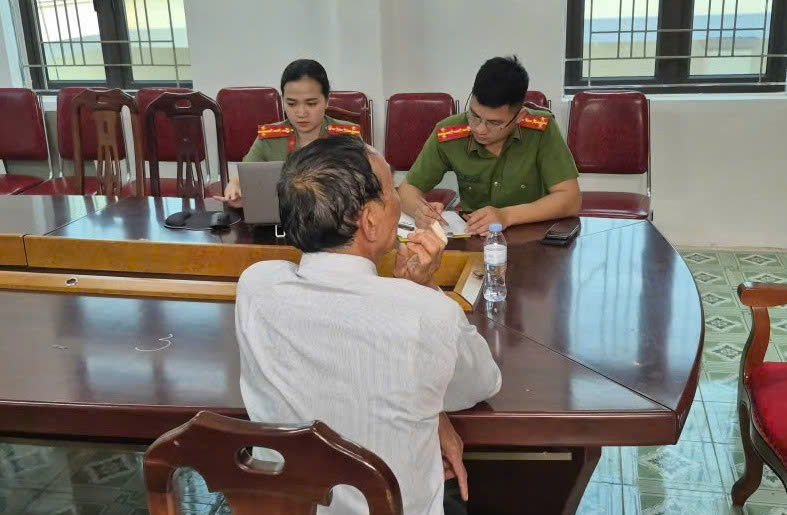 Công an phường Tây Hiếu làm việc với ông N.Đ.L.