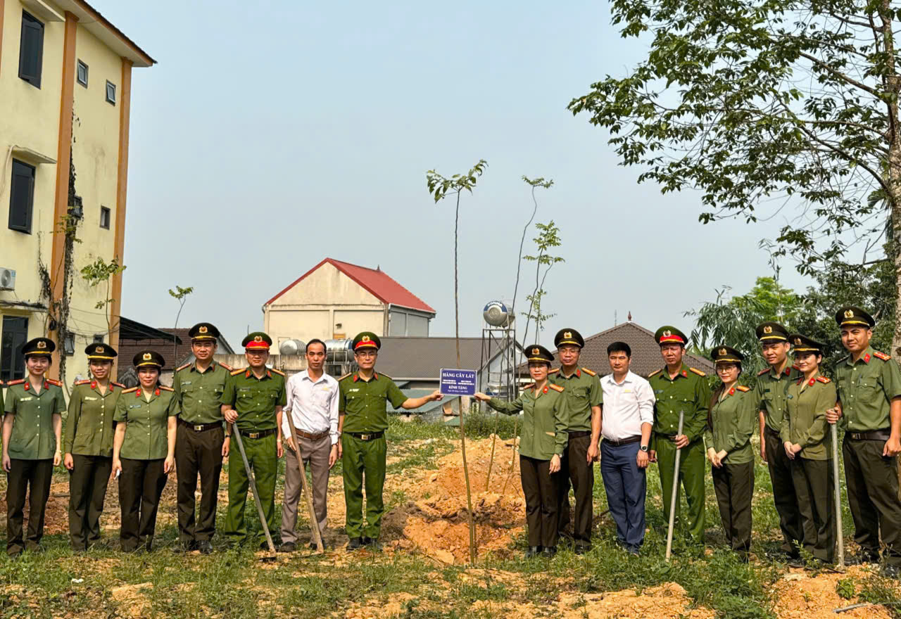 Hai đơn vị phối hợp trồng cây tại khuôn viên trụ sở Công an xã Thuần Trung