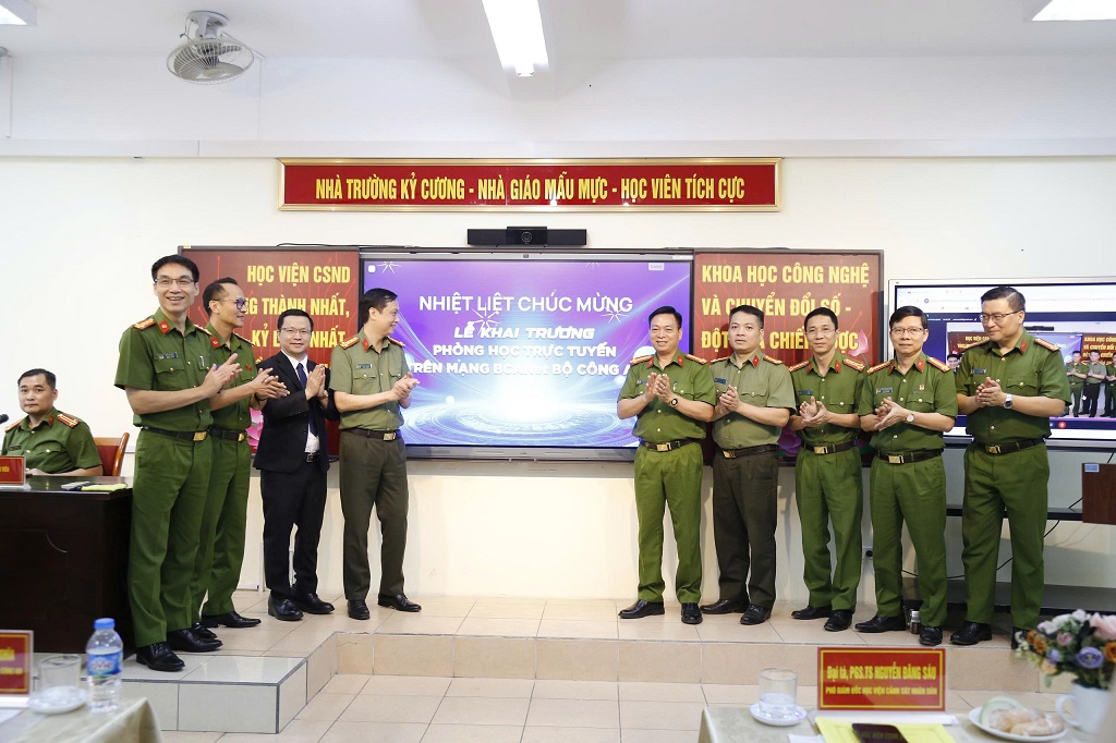 Đại biểu ấn nút khai trương Phòng học trực tuyến tại Học viện CSND