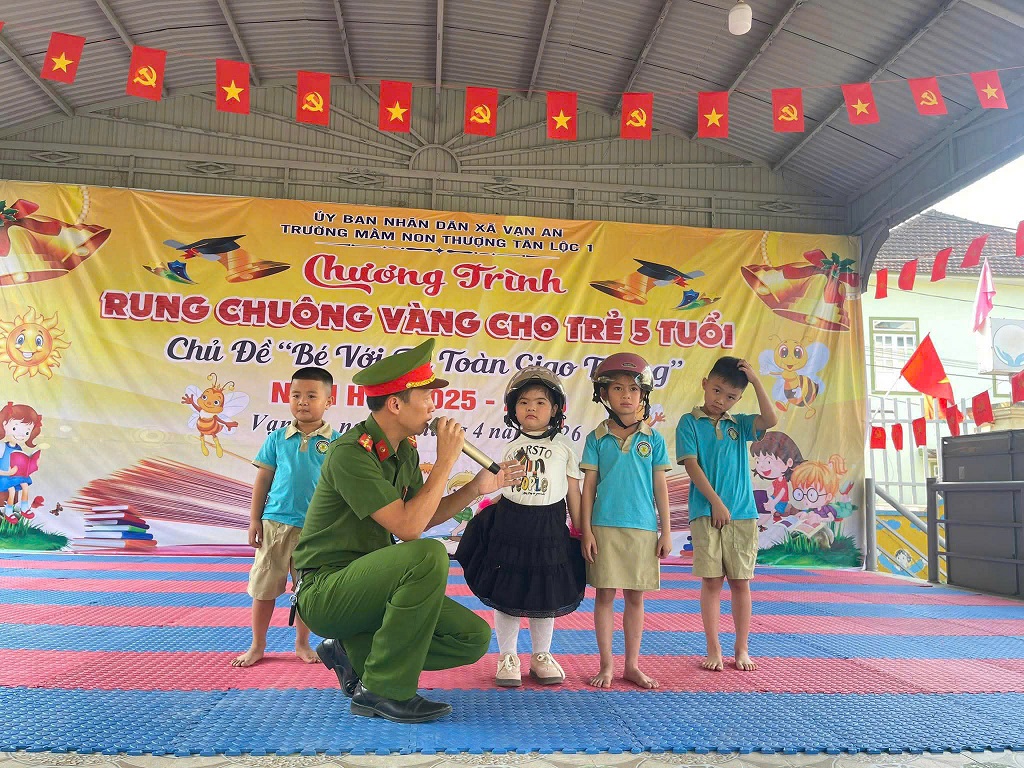 Công an xã Vạn An phối hợp tổ chức cuộc thi “Rung chuông vàng - Bé với an toàn giao thông”