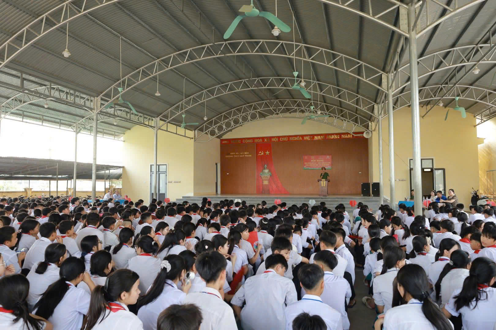 Công an xã Nam Đàn tuyên truyền, phổ biến pháp luật cho học sinh