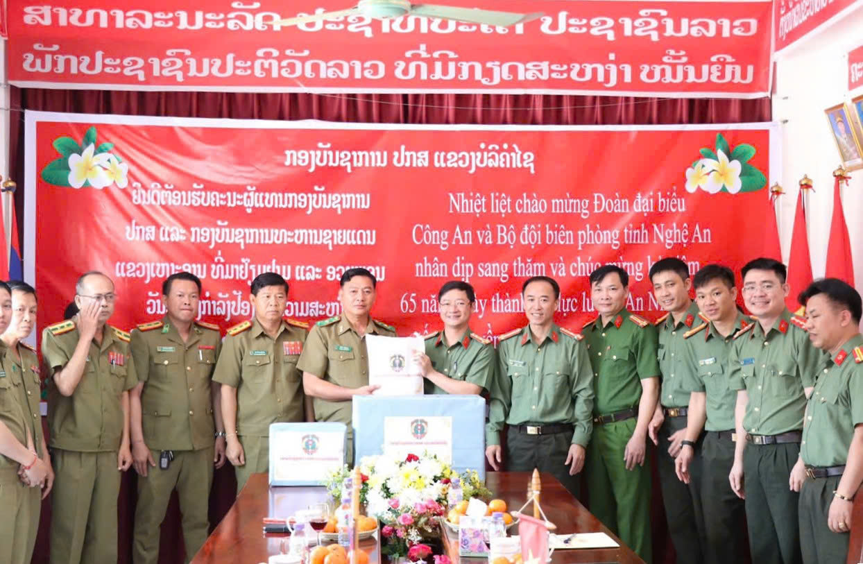 Đại tá Trần Ngọc Tuấn, Phó Giám đốc Công an tỉnh Nghệ An tặng quà và chúc mừng Công an tỉnh Bô Ly Khăm Xay nhân dịp Tết cổ truyền