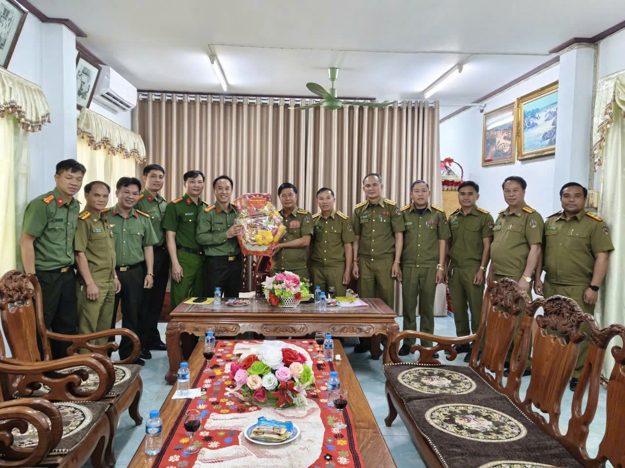 Đoàn công tác Công an tỉnh Nghệ An tặng quà và chúc mừng Công an tỉnh Xiêng Khoảng nhân dịp Tết cổ truyền