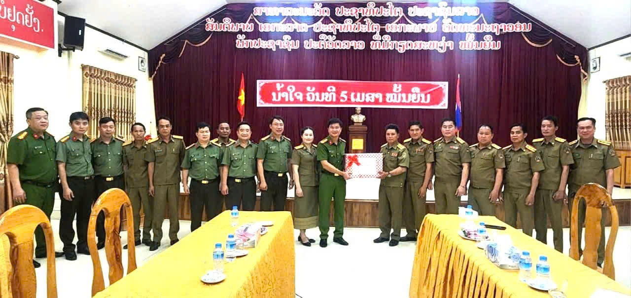 Đoàn công tác Công an tỉnh Nghệ An tặng quà và chúc mừng Công an tỉnh Hủa Phăn nhân dịp Tết cổ truyền
