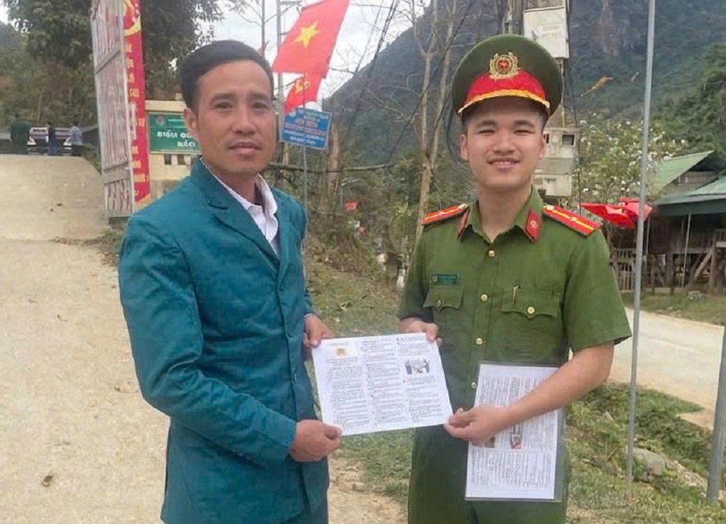 Công an xã Bắc Lý phát tờ rơi tuyên truyền, phổ biến quy định của pháp luật