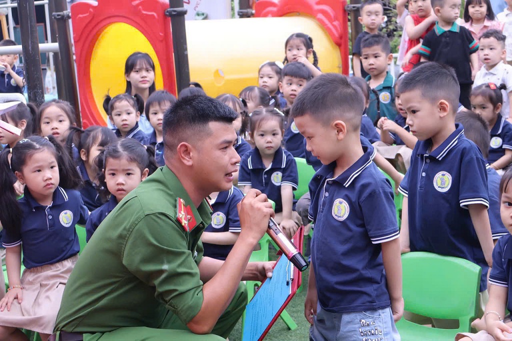 Công an phường tuyên truyền bằng hình thức trực quan giúp học sinh dễ hiểu, dễ nhớ