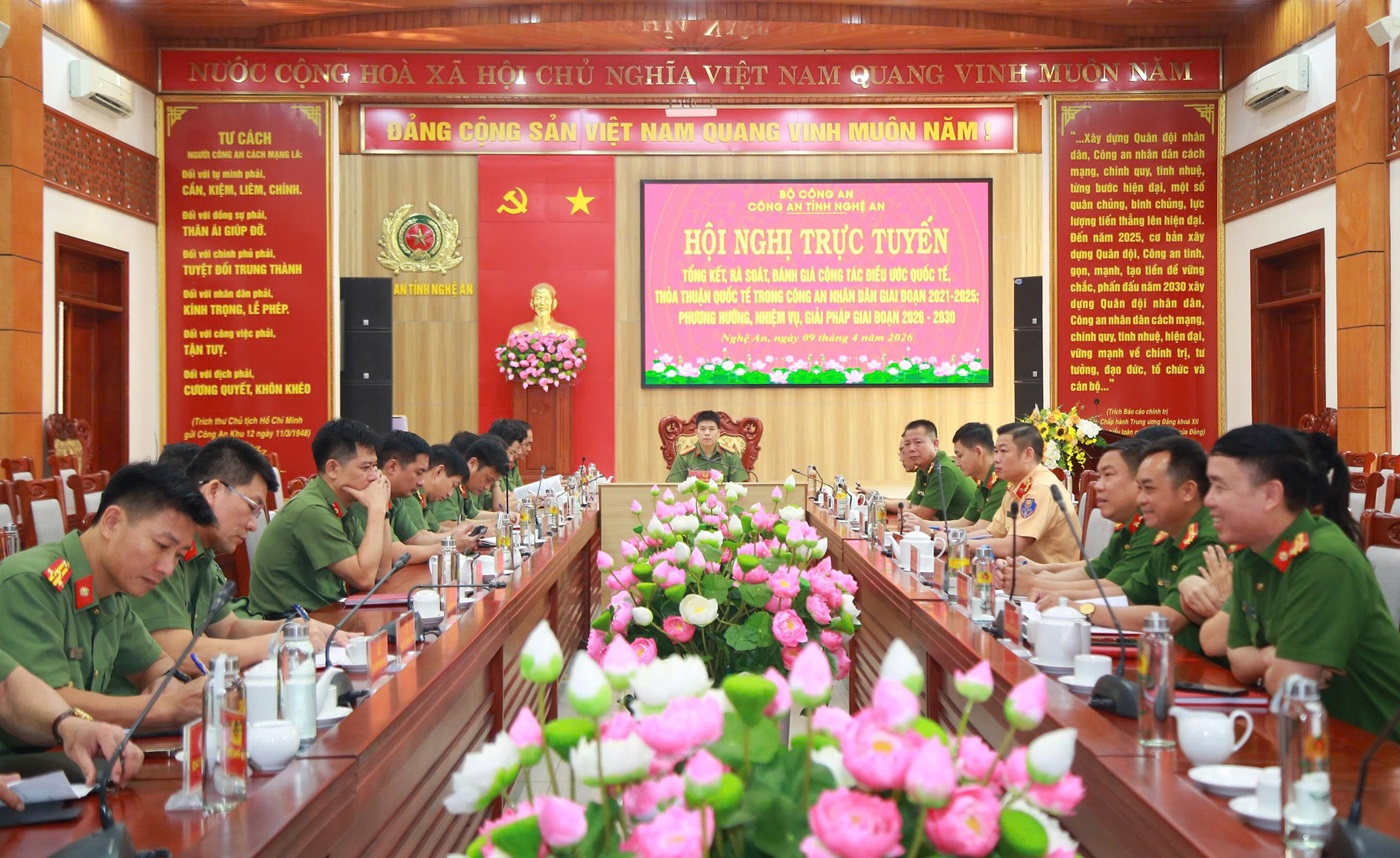 Đồng chí Đại tá Trần Hồng Quang, Phó Bí thư Đảng ủy, Phó Giám đốc Công an tỉnh chủ trì Hội nghị tại điểm cầu Công an tỉnh Nghệ An