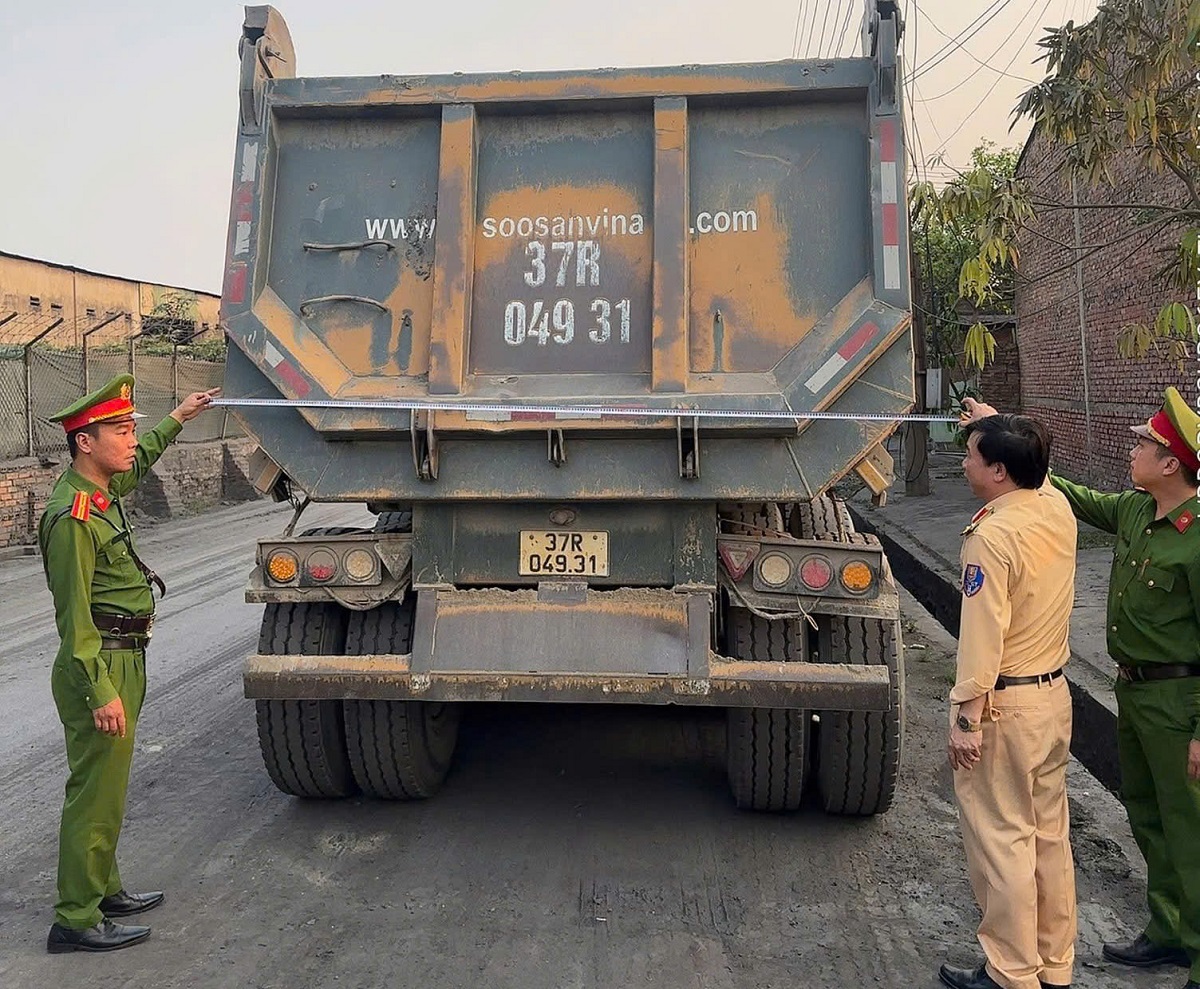 Lực lượng Công an đo kích thước thùng xe tải