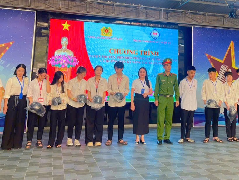 Trao tặng 20 mũ bảo hiểm cho học sinh tham gia