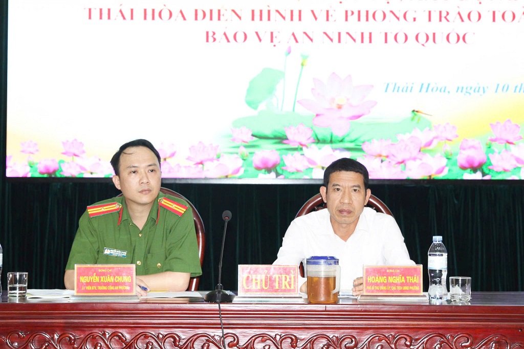  Các đồng chí: Hoàng Nghĩa Thái, Phó Bí thư Đảng ủy, Chủ tịch UBND phường; Thiếu tá Nguyễn Xuân Chung, Trưởng Công an phường đồng chủ trì Hội nghị
