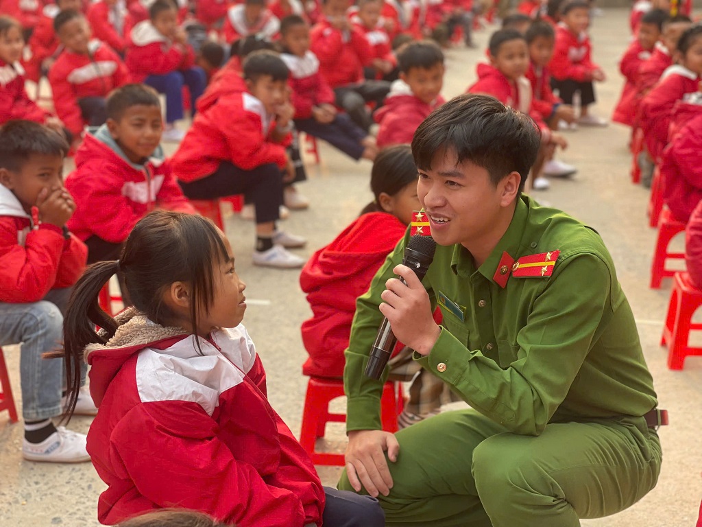 Công an xã Keng Đu tuyên truyền với hình thức đa dạng, phong phú, giúp học sinh dễ hiểu, dễ nhớ