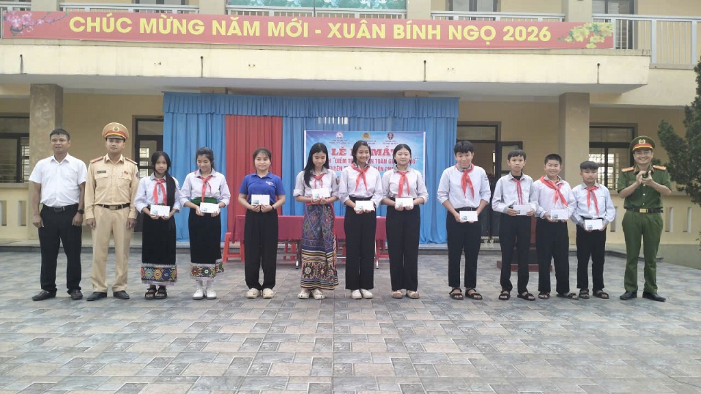 Trao quà tặng học sinh có hoàn cảnh khó khăn