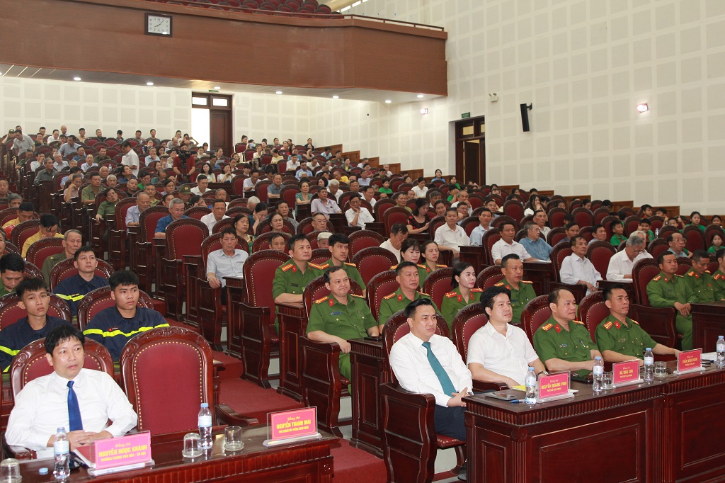 Đại biểu dự buổi lễ 