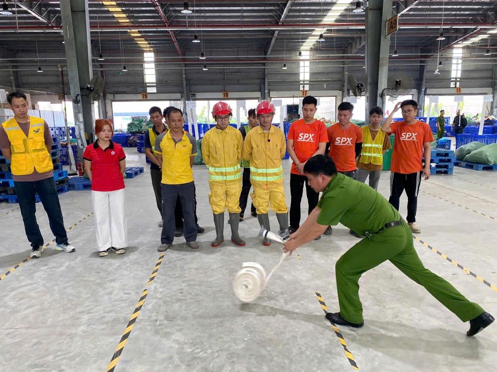 Lực lượng PCCC cơ sở, nhân viên, người lao động tại Khu công nghiệp VSIP thực hành kĩ năng PCCC trong mùa nắng nóng