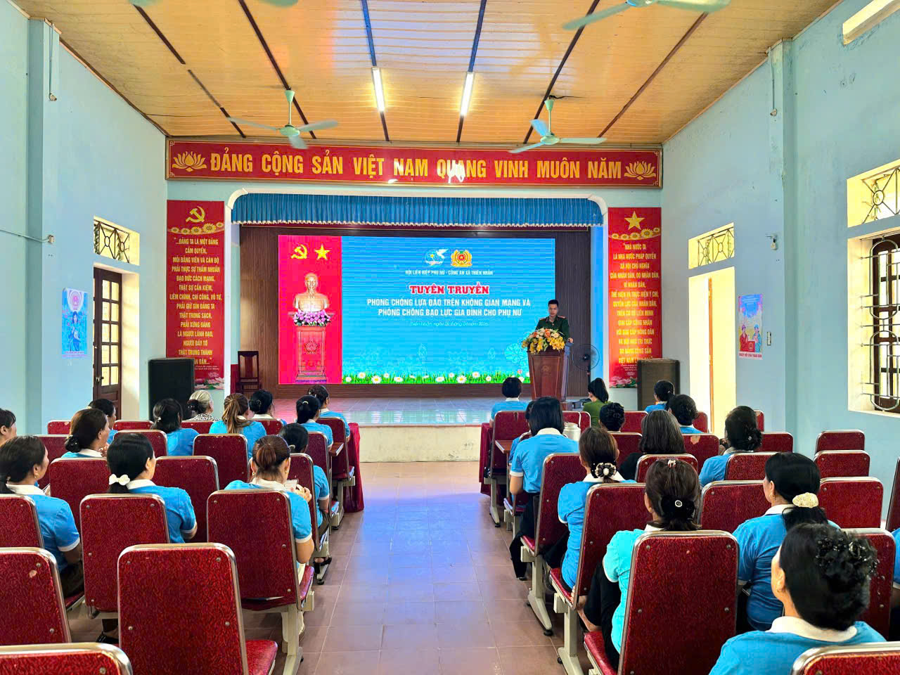 Công an xã Thiên Nhẫn tuyên truyền phòng, chống bạo lực gia đình và phòng, chống lừa đảo trên không gian mạng cho hội viên phụ nữ