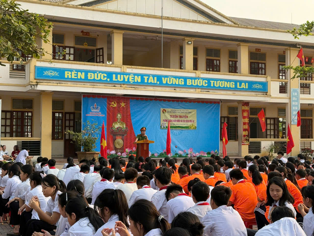 Công an xã Thiên Nhẫn tuyên truyền phòng, chống đuối nước cho học sinh