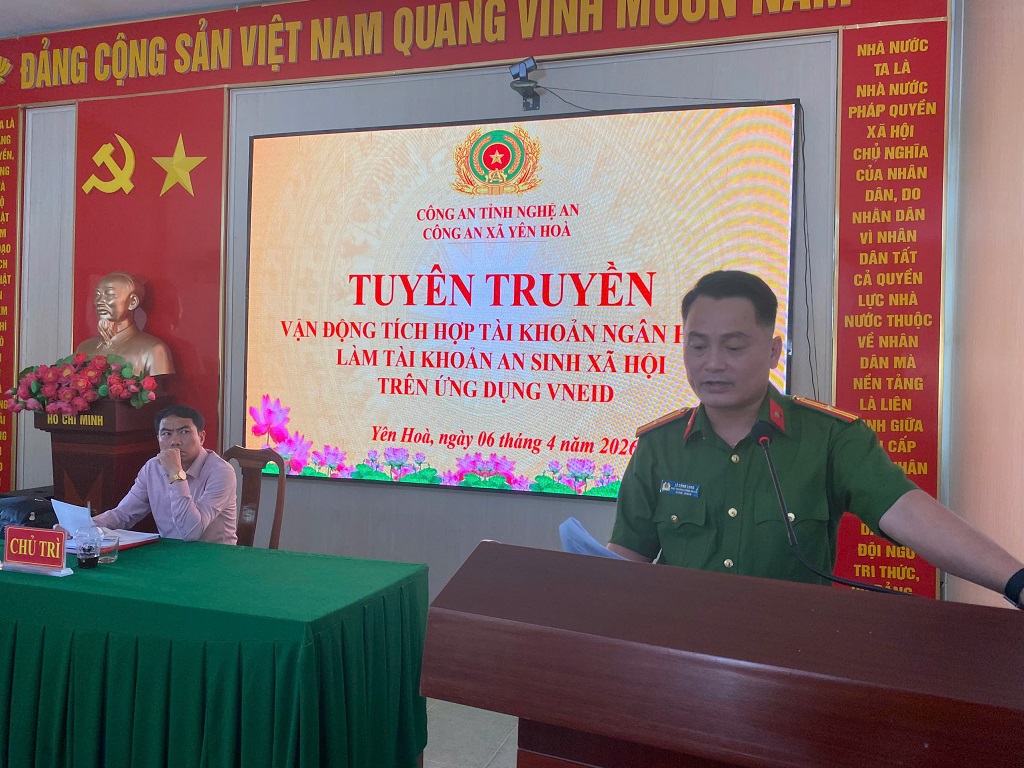 Đại diện Công an xã Yên Hòa tuyên truyền, vận động tích hợp tài khoản ngân hàng làm tài khoản an sinh xã hội trên ứng dụng VNeID