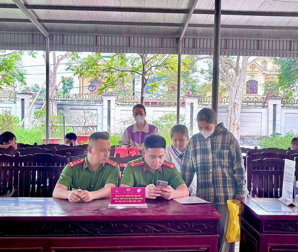 Tuổi trẻ Công an xã Vạn An hướng dẫn người dân hoàn thiện hồ sơ, giải quyết thủ tục hành chính