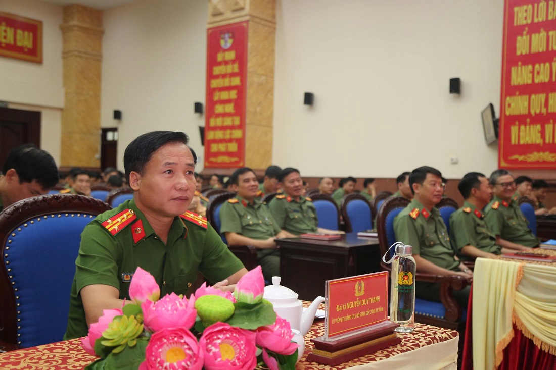 Đồng chí Đại tá Nguyễn Duy Thanh, Ủy viên Ban Thường vụ Đảng ủy, Phó Giám đốc Công an tỉnh chủ trì cùng lãnh đạo các phòng và đảng viên, cán bộ, chiến sỹ theo dõi truyền hình trực tiếp Hội nghị