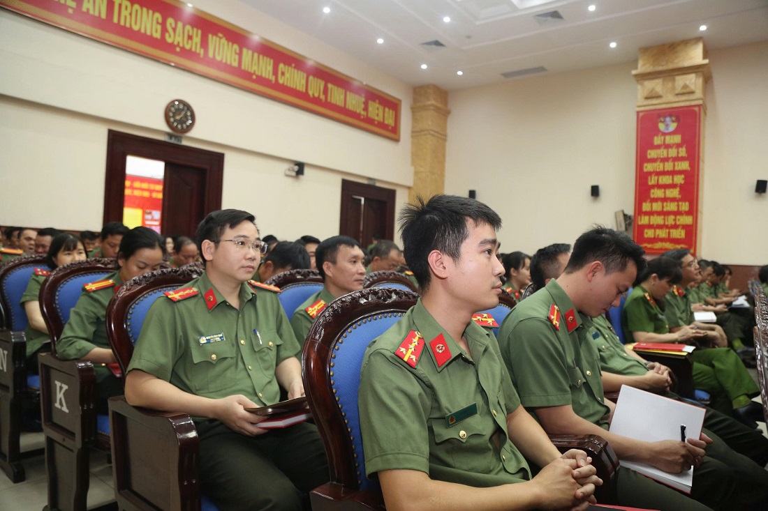 Đảng viên, cán bộ, chiến sỹ Công an Nghệ An theo dõi truyền hình trực tiếp Hội nghị trực tuyến tại Hội trường Công an tỉnh