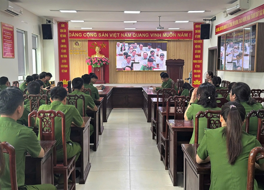 Cán bộ, chiến sỹ Phòng Cảnh sát Quản lý hành chính về trật tự xã hội dõi truyền hình trực tiếp Hội nghị