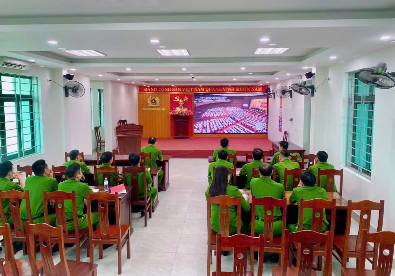 Cán bộ Trại tạm giam theo dõi truyền hình trực tiếp Hội nghị