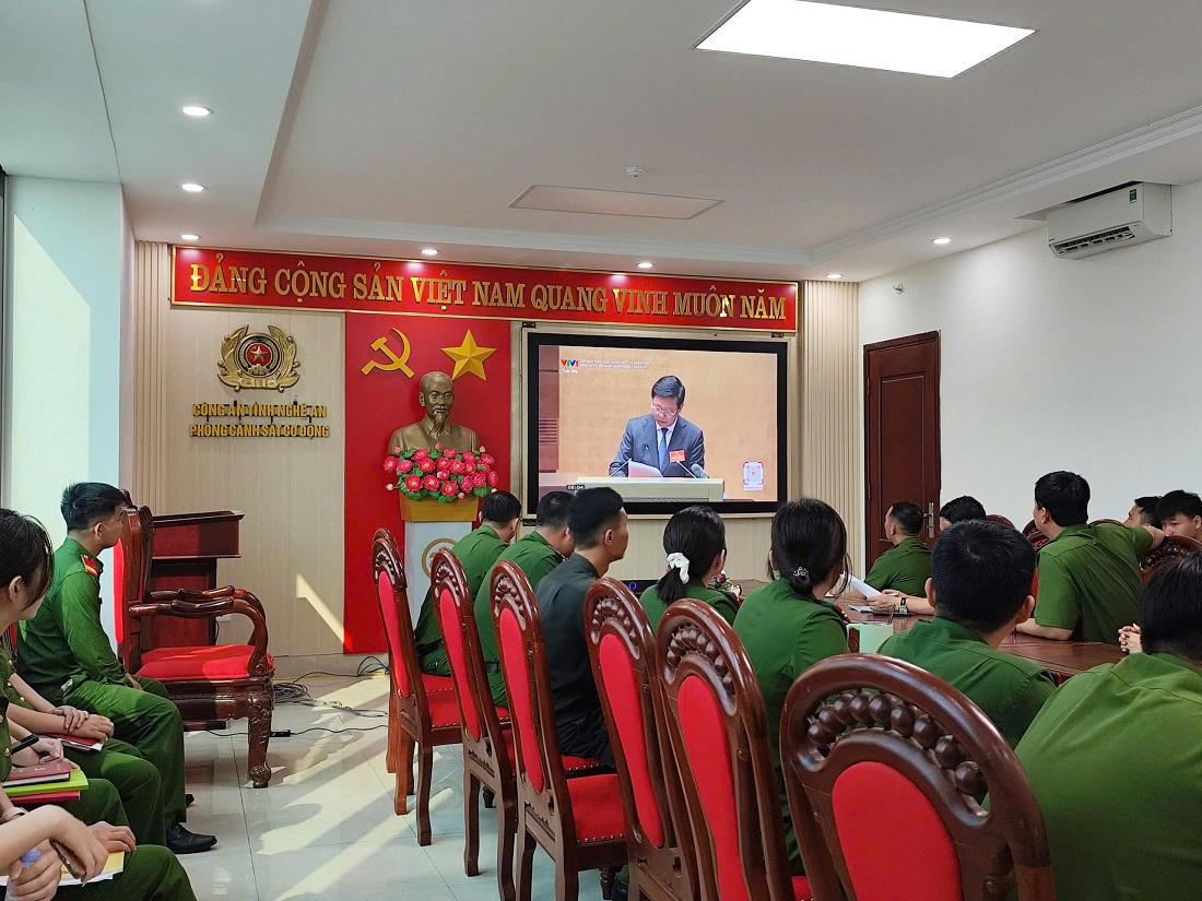Cán bộ, chiến sỹ Phòng Cảnh sát cơ động theo dõi truyền hình trực tiếp Hội nghị