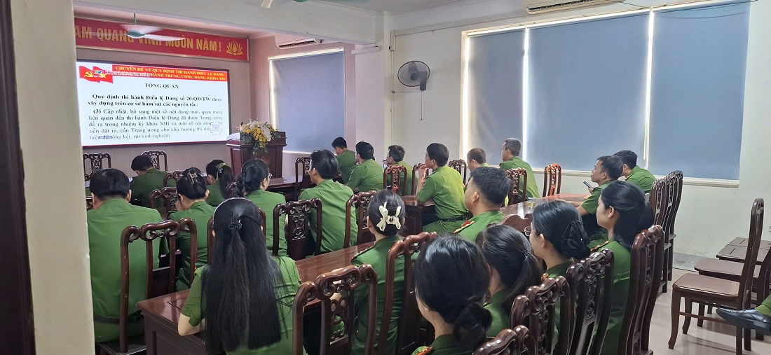 Cán bộ, chiến sỹ Phòng Kỹ thuật hình sự theo dõi truyền hình trực tiếp Hội nghị