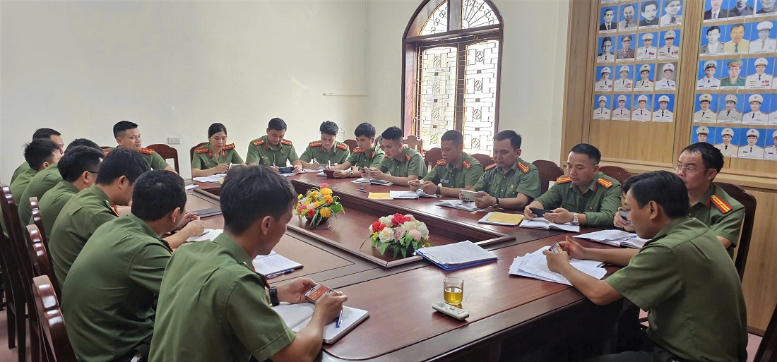 Phòng An ninh nội địa tổ chức cán bộ, chiến sỹ dõi truyền hình trực tiếp Hội nghị trên điện thoại đi động