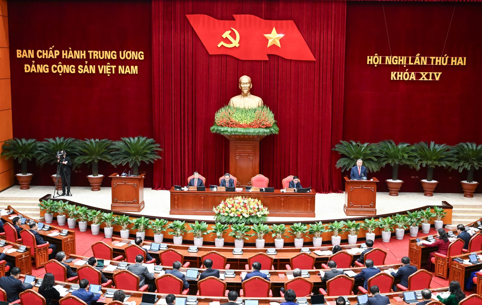 Tổng Bí thư Tô Lâm phát biểu tại phiên khai mạc Hội nghị lần thứ hai Ban Chấp hành Trung ương Đảng khóa XIV.