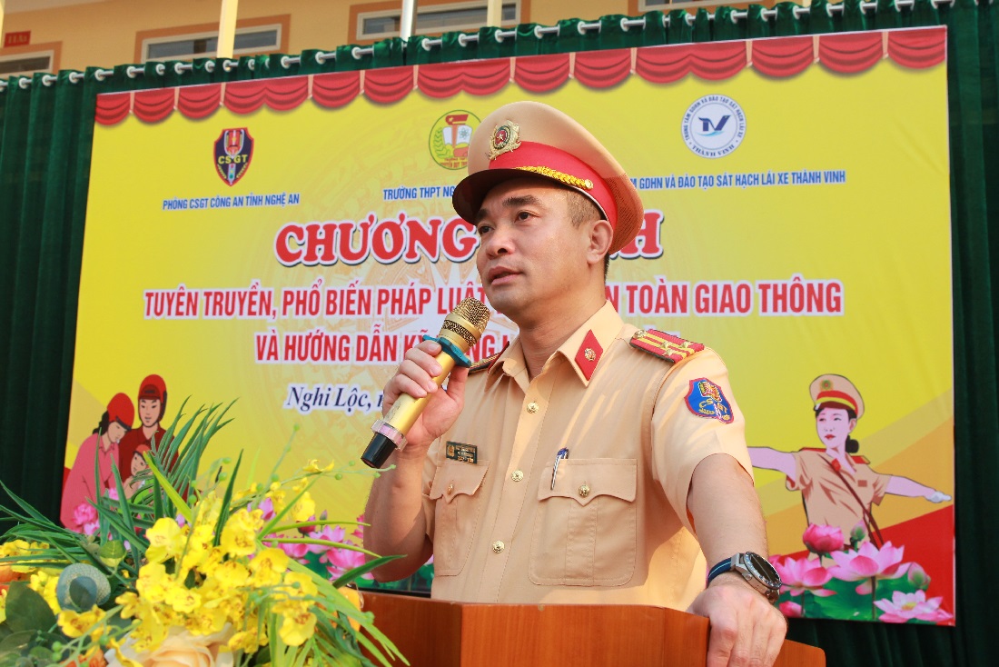 Đồng chí Thượng tá Nguyễn Hàm Thắng, Phó Trưởng phòng CSGT phát biểu tại Chương trình