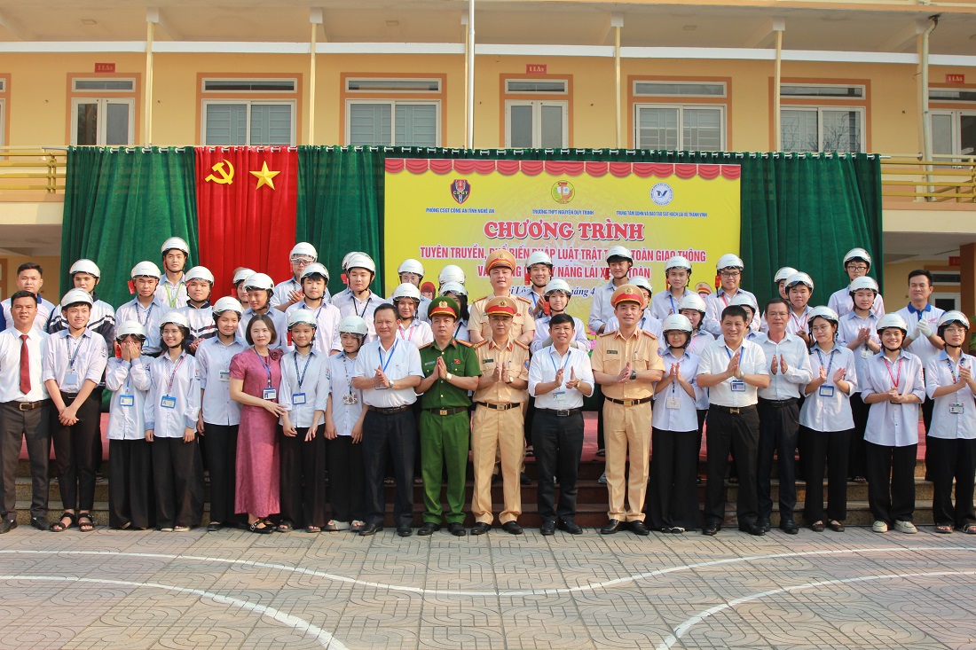 Đồng chí Thượng tá Nguyễn Hàm Thắng, Phó Trưởng phòng CSGT và đại biểu trao mũ bảo hiểm tặng học sinh